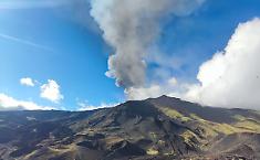 Etna in attivit&agrave;: colata in raffreddamento nella Valle del Bove, nuova bocca a Monte Rittmann e nube della Voragine fino a 6.000 metri