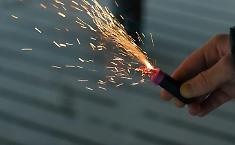 Strappano bandiera italiana dalla facolt&agrave; di Scienze Politiche ed esplodono petardo in un contatore del gas