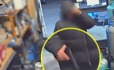 Terrore in via Ughetti, rapina a mano armata in una rivendita di bombole: arrestato 42enne