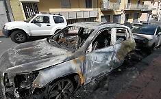 Brusco risveglio a Misterbianco: quattro auto incendiate nella notte nella zona del percorso del Carnevale