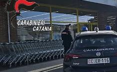 Ruba in un supermercato e nasconde la refurtiva nel giubbotto della figlia