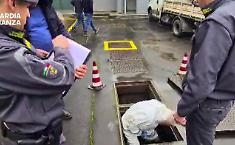 Carburante mischiato con l'acqua, sequestrati ottomila litri di gasolio a un distributore di Patern&ograve;: gestori denunciati per frode