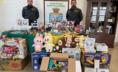 Via Teocrito, sequestrati duemila prodotti falsi a un venditore ambulante