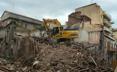 &Egrave; stata avviata la demolizione del palazzo crollato a dicembre in via Naumachia