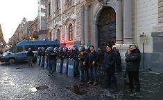 Attivisti invadono il Consiglio ma la seduta viene interrotta