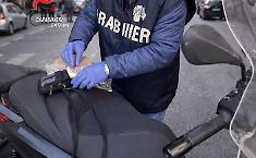 Pusher 17enne bloccato a Piazza Stesicoro: 30 grammi di hashish, una dose di cocaina e 320 euro sequestrati