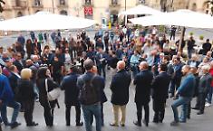 Caltagirone scende in piazza contro roghi e intimidazioni: &laquo;Non vogliamo arrenderci&raquo;