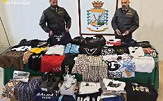 Il furgone dei segreti: centinaia di scarpe di lusso "fake" scoperte in un parcheggio a Catania