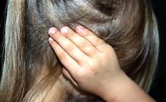 Gli abusi nel Catanese e l'orrore in casa a 12 anni: mamma e patrigno aguzzini, avrebbero dovuto proteggerla