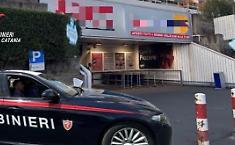 Colpo al supermercato: la fuga in auto e poi l'arresto