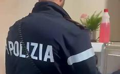 Sorpreso a spacciare proprio davanti casa: arrestato dalla polizia