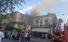 Catania, in fiamme il tetto di un palazzo: &egrave; panico tra i residenti