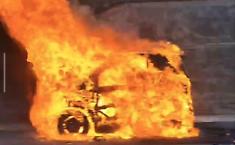Autostrada A18, auto in fiamme 500 metri prima del casello di Giarre