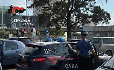 Parcheggiatore abusivo minaccia un anziano che si rifiuta di pagare: "Appena torni trovi danni all'auto"