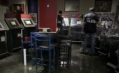 Blitz della Polizia di Stato a piazza Lanza: sequestrate le slot e una pesante multa per il presidente