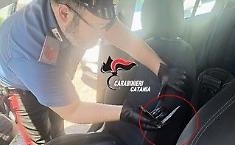 Coltello a serramanico nel bracciolo dell'auto: denunciato un 38enne
