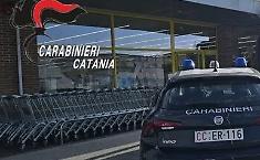 Tenta furto in piena notte in un supermercato ma i carabinieri lo sorprendono con il carrello pieno di merce