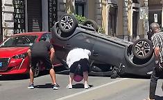 Tocca un cordolo e si ribalta, incidente in via Umberto a Catania: due feriti al Policlinico