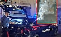 Spacciatore 22enne arrestato dopo un inseguimento, la droga in un vano nascosto in auto
