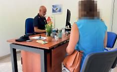 Picchia la moglie davanti ai quattro figli piccoli, ma lei scappa e chiama il 112: arrestato un 50enne