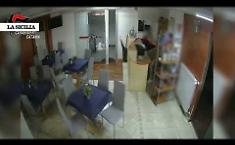 Case vacanze e hotel del centro storico prese di mira da un ladro ma videocamere lo incastrano: denunciato 