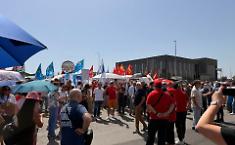 Pfizer Catania, centinaia in piazza sotto il sole contro i 330 licenziamenti