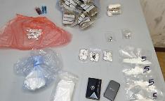 Droga in auto, pusher tenta la fuga a piedi a Picanello ma lascia il borsone con 350 gr. di stupefacenti di ogni tipo