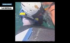 Trascinata dalla corrente nel mare dell'Acese resta tre ore alla deriva: poliziotti la salvano