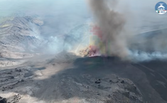 Bombe vulcaniche dal cratere Voragine e lava copiose dalle due nuove bocche eruttive: l'Etna non si ferma e d&agrave; ancora spettacolo (e disagi) VIDEO