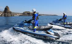 Catania, imbarcazione vicino alla boa di sub: si evita la tragedia grazie alla polizia sulle moto d'acqua