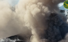 Etna, lo sbuffo di cenere del Cratere di Nord-Est