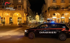 Spacca il vetro di una porta antincendio e ruba i soldi dal distributore automatico: denunciato 29enne