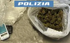 Sorpreso in strada dai "falchi" con una busta stracolma di marijuana sotto la maglietta, pusher arrestato
