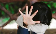 &laquo;La tredicenne abusata assisteva anche ai rapporti intimi di madre e patrigno&raquo;