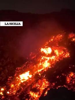 Etna, che spettacolo il campo lavico che avanza nella Valle del Bove: il video dell'eruzione