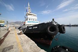 «Mare Jonio pagata per trasbordo migranti»: la nave della ong accusata  di fare da taxi del mare