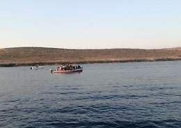 Migranti: altri barchini in arrivo, Lampedusa &egrave; sotto assedio