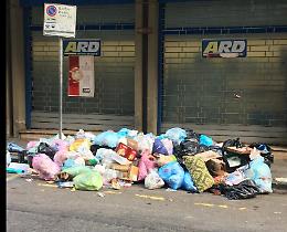 Catania, via D. degli Abruzzi: marciapiede tramutato in discarica
