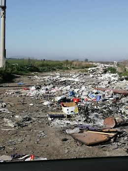 Enorme discarica abusiva a 50 Mt dai M.A.A.S di Catania