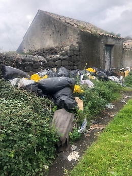 Acireale: via Ortisei continua ad essere una discarica