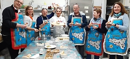 Turismo esperienziale: turisti tedeschi realizzano l'Agnello Pasquale di Favara