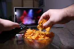 Il lockdown tra i teenager tra troppa tv, cellulare, pc e cibo spazzarura