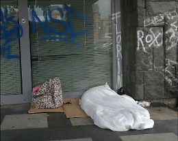 Catania, senzatetto di piazza della Repubblica: sgombero e polemiche