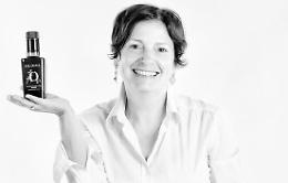 Olio d'oliva, due medaglie d'oro all'extravergine della manager piemontese che ha scelto la Sicilia