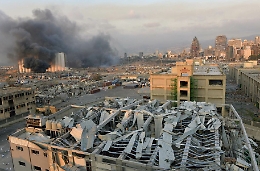 Due boati sconquassano Beirut: decine di vittime, ferito anche un militare italiano