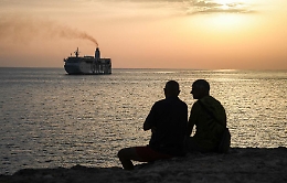 Migranti, la nave-quarantena fa rotta verso il porto di Trapani