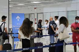 Caos tamponi all'aeroporto di Palermo, la Gesap sospende i test