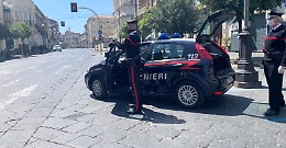 Giarre, picchia e tenta di strangolare la compagna davanti al figlioletto