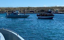 Migranti: raffica di barconi a Lampedusa, hotspot di nuovo sovraffollato