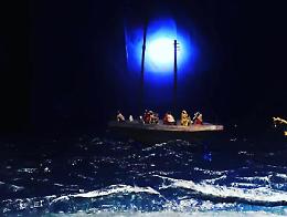 Fiumefreddo di Sicilia, nel presepe barca con migranti in difficoltà